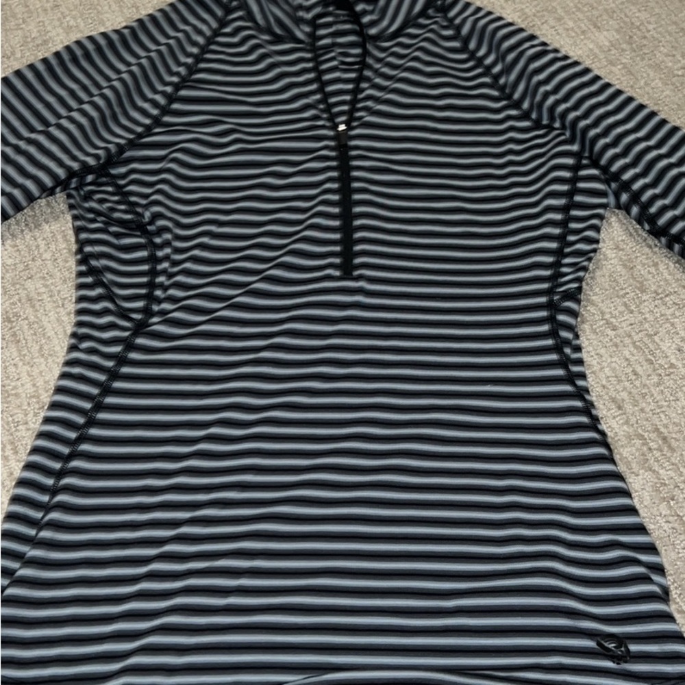 Wore few times- activewear long sleeves- small- brand: mountain hard wear